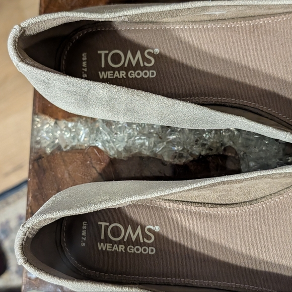 TOMS Women's Briella Ballet Flats in Silver/Light Metallic Suede sz 7.5 - Picture 9 of 15